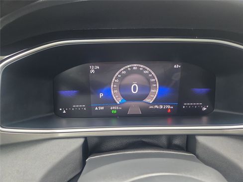 Certified 2025 Volkswagen Taos SE image 18