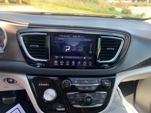 Used 2018 Chrysler Pacifica Touring-L Plus w/ Tire & Wheel Group FWD image 21
