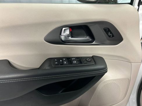Used 2024 Chrysler Pacifica Touring-L image 14