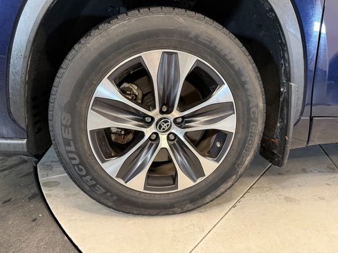 Used 2021 Toyota Highlander XLE image 27