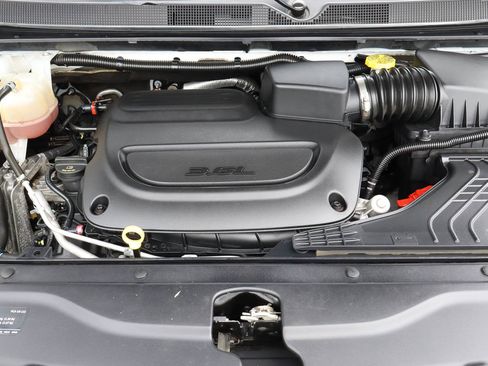 Used 2022 Chrysler Voyager LX FWD image 17