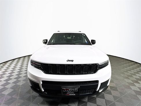 Used 2025 Jeep Grand Cherokee L Altitude image 2