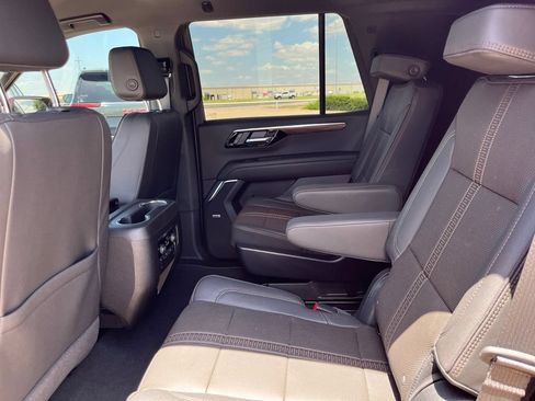 Used 2025 Chevrolet Tahoe High Country AWD/4WD image 13