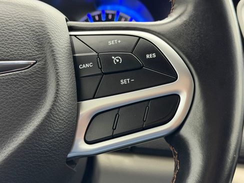 Used 2017 Chrysler Pacifica Touring-L image 18