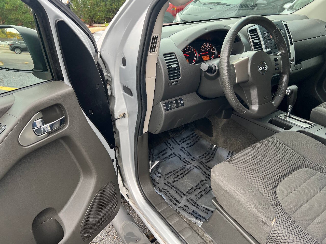 Used 2009 Nissan Frontier SE w/ SE Value Truck Pkg AWD/4WD image 19