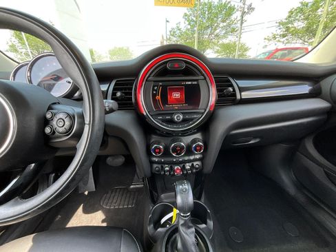 Used 2019 MINI Cooper 2-Door Hardtop w/ Signature Upholstery Package FWD image 9