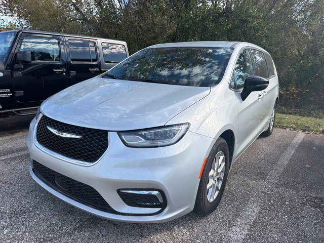 Used 2026 Chrysler Pacifica Select FWD image 2