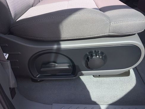 Used 2005 Ford F150 XLT RWD image 2