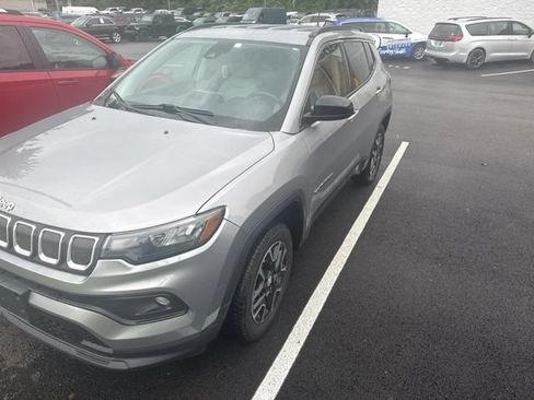 Used 2022 Jeep Compass Latitude AWD/4WD image 2