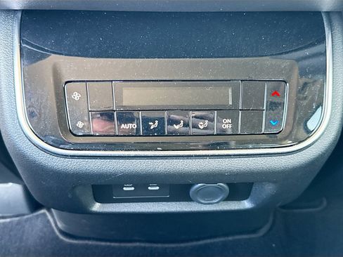 Used 2025 Nissan Armada SV image 22