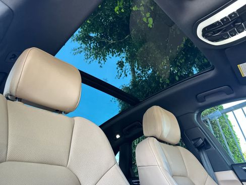 Certified 2025 Porsche Macan AWD/4WD image 18