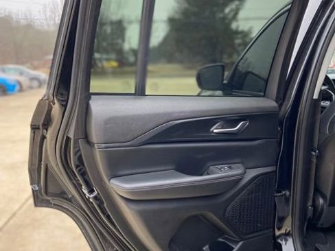 Used 2023 Jeep Grand Cherokee Laredo image 11