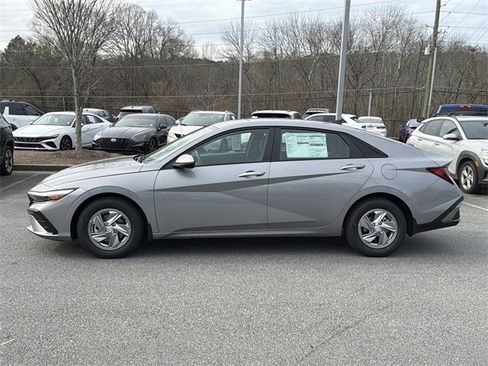 New 2026 Hyundai Elantra SE image 4