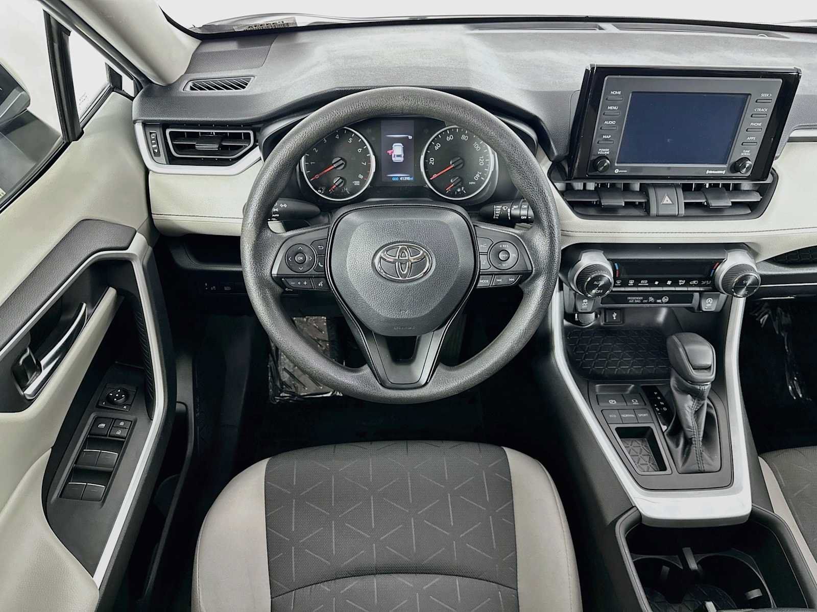 Used 2022 Toyota RAV4 XLE w/ Convenience Package FWD image 20