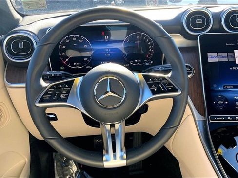 Used 2025 Mercedes-Benz GLC 350e 4MATIC image 4