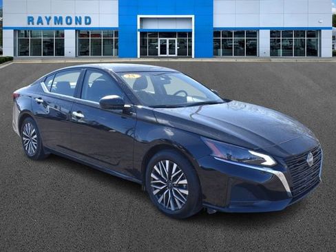 Used 2025 Nissan Altima 2.5 SV image 1