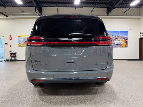 Used 2023 Chrysler Pacifica Touring-L FWD image 6