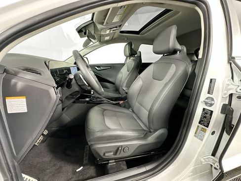 Used 2023 Kia Niro EX Touring FWD image 4
