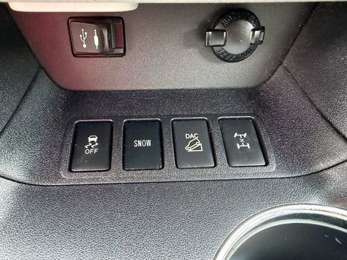Used 2014 Toyota Highlander XLE AWD/4WD image 29