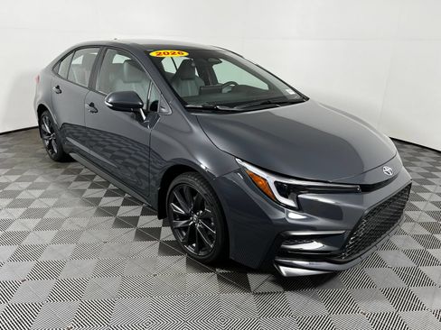 Used 2026 Toyota Corolla SE FWD image 3