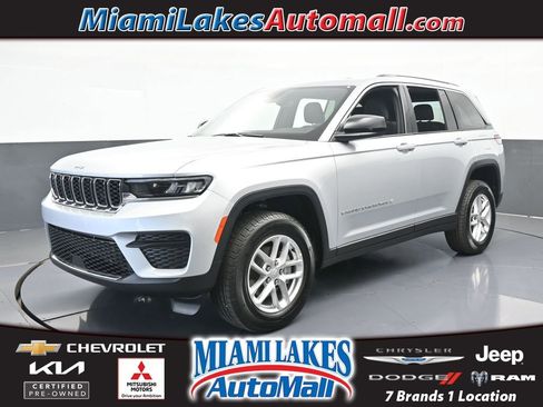 Used 2024 Jeep Grand Cherokee Laredo X image 1