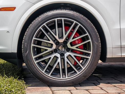 Used 2025 Porsche Cayenne Turbo AWD/4WD image 15
