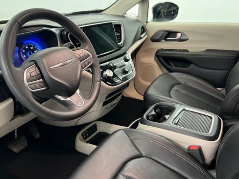 Used 2024 Chrysler Pacifica Touring-L FWD image 15