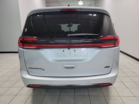 New 2026 Chrysler Pacifica Select w/ S Appearance Package image 5