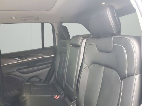 Used 2024 Jeep Grand Cherokee Limited w/ Black Appearance Package image 19