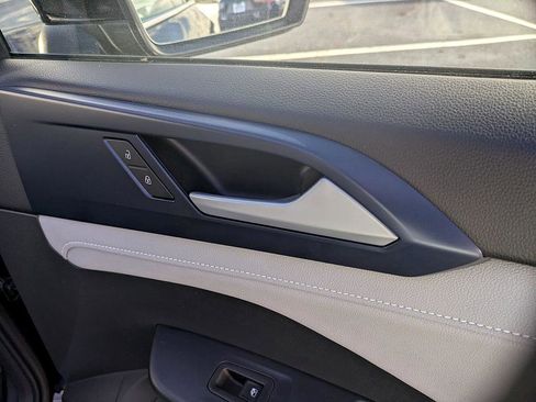 Used 2024 Volkswagen Taos SE image 33