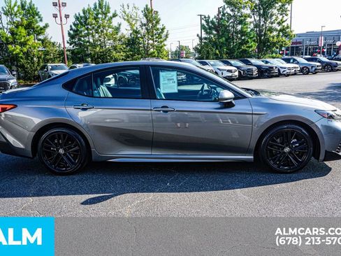 Used 2025 Toyota Camry SE image 9