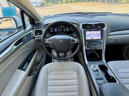 Used 2017 Ford Fusion SE w/ Fusion SE Technology Package FWD image 19