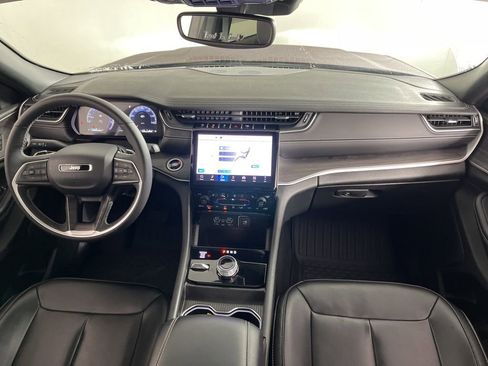 Used 2024 Jeep Grand Cherokee Limited w/ Black Appearance Package image 16