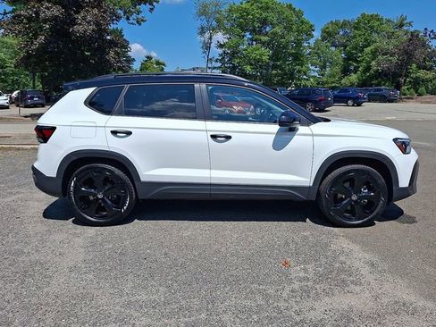 Certified 2025 Volkswagen Taos SE image 12