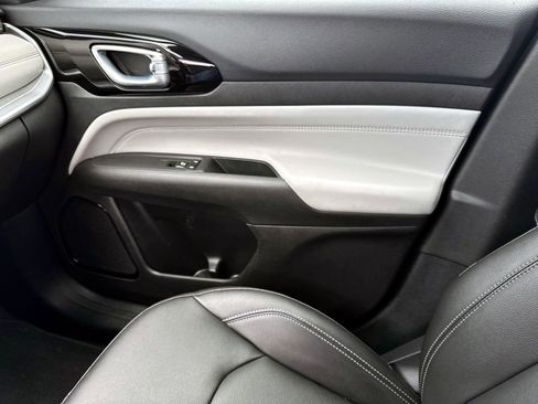 Used 2025 Jeep Compass Limited image 21