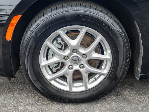 Used 2024 Chrysler Pacifica Touring-L image 9