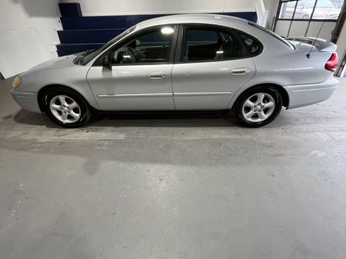 Used 2005 Ford Taurus SE image 1