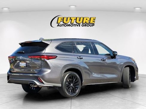 Used 2023 Toyota Highlander XSE FWD image 4