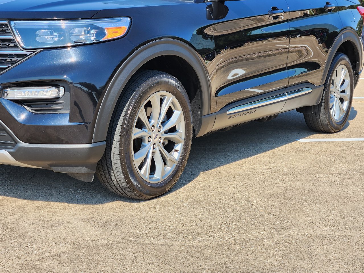 Used 2024 Ford Explorer XLT w/ Equipment Group 202A AWD/4WD image 9