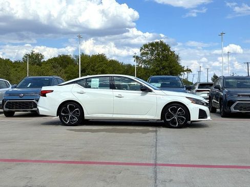 Used 2025 Nissan Altima 2.5 SR FWD image 9