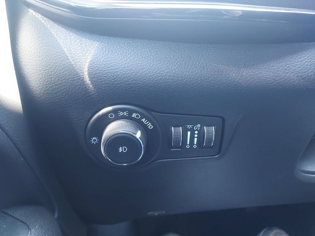 Used 2022 Jeep Compass Trailhawk w/ Trailhawk Convenience Group AWD/4WD image 23
