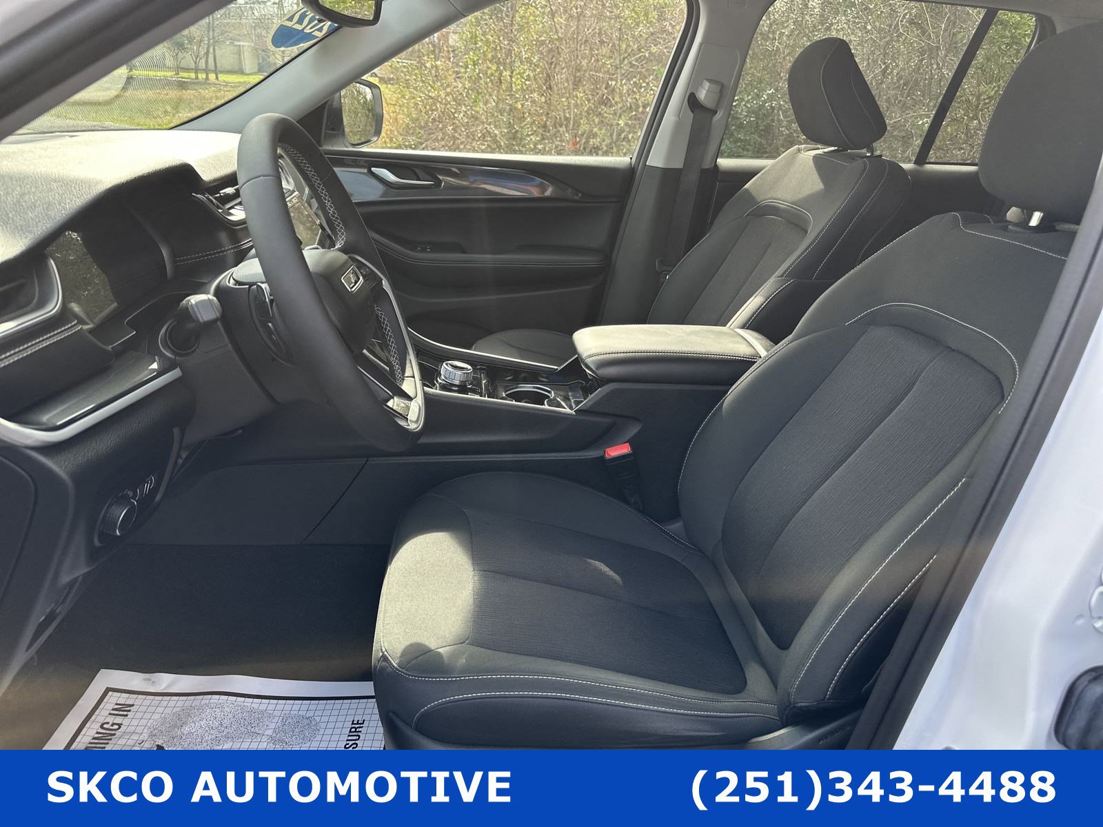 Used 2022 Jeep Grand Cherokee Laredo AWD/4WD image 11