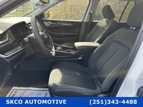 Used 2022 Jeep Grand Cherokee Laredo image 11