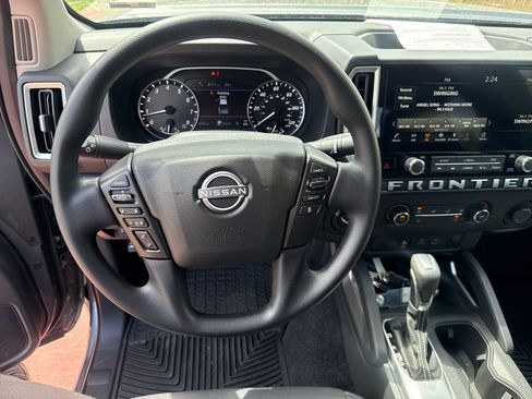 Used 2025 Nissan Frontier SV AWD/4WD image 14