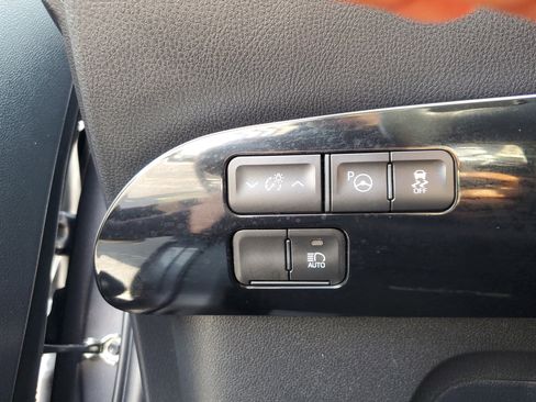 Used 2022 Toyota Prius LE image 27