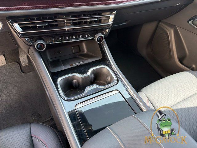 Used 2025 Chevrolet Traverse Z71 AWD/4WD image 18