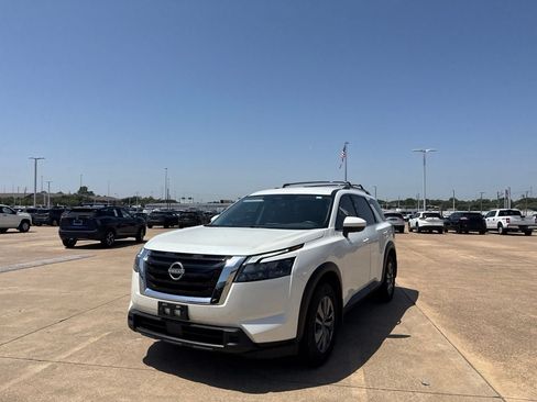 Certified 2024 Nissan Pathfinder SV FWD image 7