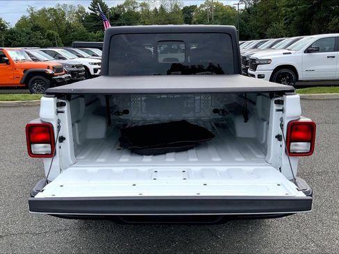 Used 2023 Jeep Gladiator Sport AWD/4WD image 28