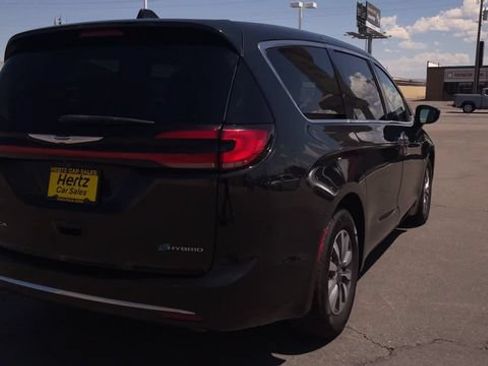 Used 2023 Chrysler Pacifica Touring-L FWD image 9