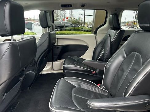 New 2023 Chrysler Pacifica Limited image 9